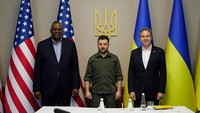 Menteri Luar Negeri AS Antony Blinken (kanan) dan Menteri Pertahanan AS Lloyd Austin (kiri) menghadiri pertemuan dengan Presiden Ukraina Volodymyr Zelensky di Kyiv, ibu kota Ukraina, Minggu (24/4/2022) waktu setempat.