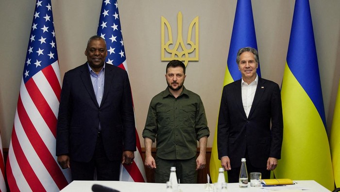 Menlu dan Menhan AS bertemu Presiden Ukraina Volodymyr Zelensky di Kyiv. Ini jadi kunjungan pertama pejabat tinggi pemerintah AS ke Ukraina sejak invasi Rusia.