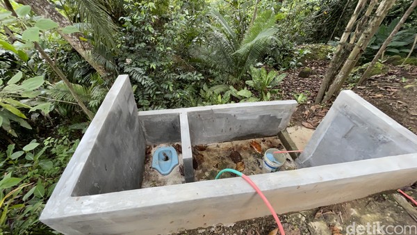 Di sana terdapat petilasan Prabu Siliwangi nga-hyang atau menghilang yang di sana ada gua dan pendapa untuk berdoa bagi para peziarah. Foto: (Ahmad Masaul Khoiri/detikcom) Di sana terdapat petilasan Prabu Siliwangi nga-hyang atau menghilang yang di sana ada gua dan pendapa untuk berdoa bagi para peziarah. Foto: (Ahmad Masaul Khoiri/detikcom)