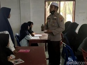 Polisi di Labuhanbatu Nyambi Jadi Guru Bahasa Arab di Pesantren