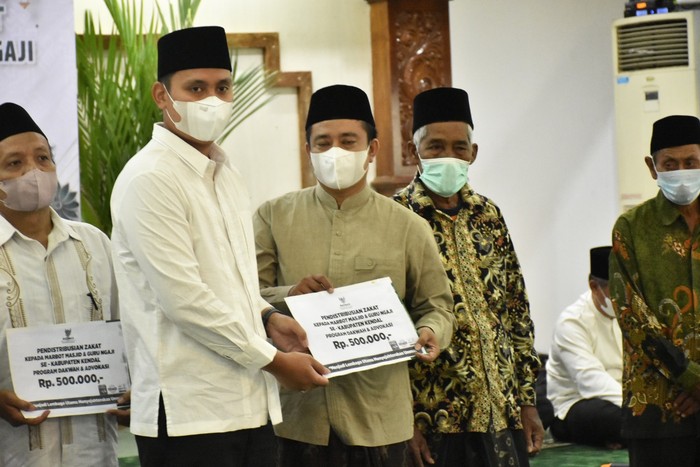 Bupati Kendal Serahkan Insentif