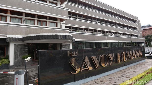 Charlie Chaplin sempat singgah di Hotel Savoy Homann Bandung.