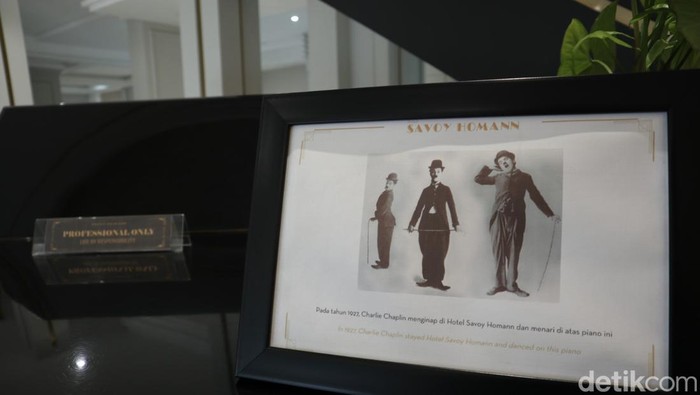 Charlie Chaplin sempat singgah di Hotel Savoy Homann Bandung.