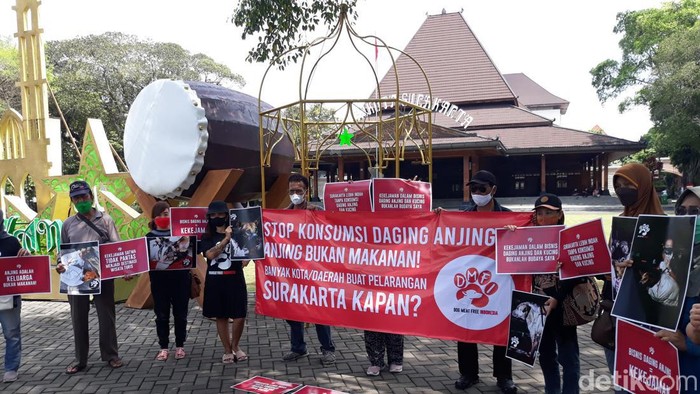 DMFI gelar aksi demo di Balai Kota Solo menolak perdagangan daging anjing, Senin (25/4/2022).