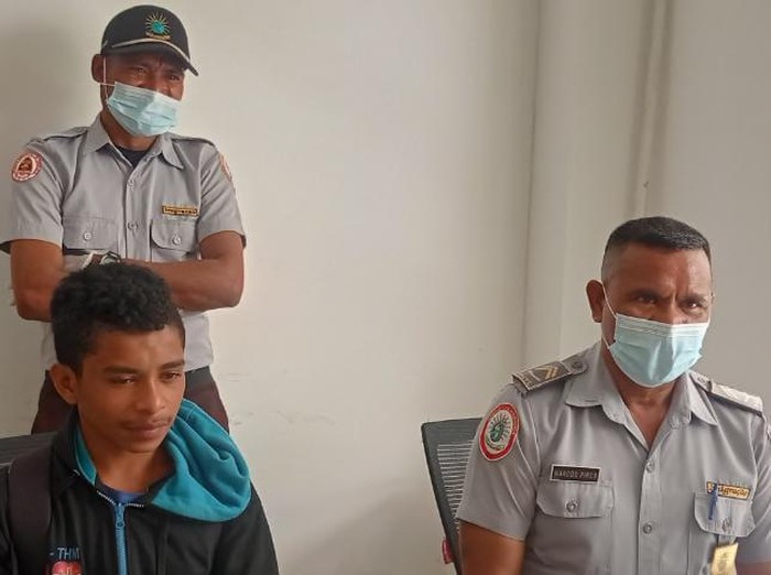 Remaja NTT Agostinho Sila (jaket hitam biru) yang dideportasi dari Timor Leste