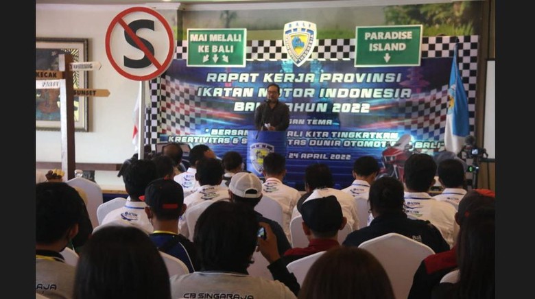 Suasana pembukaan rapat kerja tingkat Provinsi (Rakerprov) Ikatan Motor Indonesia Bali, di Krisna Oleh-Oleh Tuban, Badung, Minggu (24/4/2022).