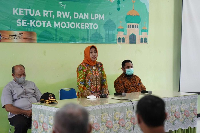 Di Kelurahan Wates, Ning Ita bagikan paket sembako bagi ketua RT/RW sambil bersosialisasi Curhat Ning Ita