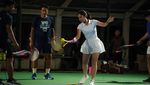6 Gaya Dian Sastrowardoyo Jajal Olahraga Tenis