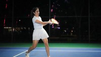 Sneakers putih bercorak hitam juga jadi pelengkap busana Dian Sastrowardoyo di lapangan tenis. (Foto: dok. Facebook Dian Sastrowardoyo) 