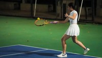 Pemeran Pasir Berbisik tersebut terlihat mengenakan polo shirt dan rok pendek putih. (Foto: dok. Facebook Dian Sastrowardoyo) 