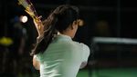 6 Gaya Dian Sastrowardoyo Jajal Olahraga Tenis