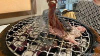Meskipun dagingnya sudah memiliki cita rasa tersendiri, tapi akan lebih nikmati jika dicocol dengan saus. Ada tiga pilihan saus di ini, mulai dari sweet Thai, honey yogurt Sauce, dan BBQ Sauce. Foto: detikcom