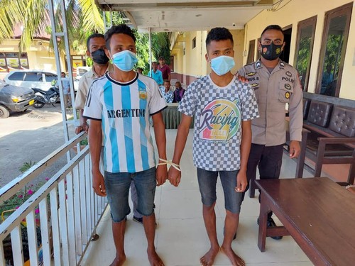 Dua pelaku pemerkosa gadis disabilitas di Kupang yang ditangkap polisi.