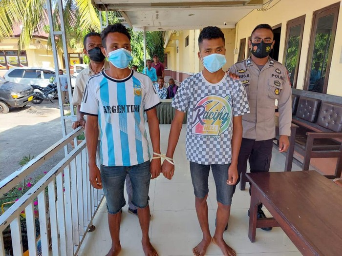 Dua pelaku pemerkosa gadis disabilitas di Kupang yang ditangkap polisi.