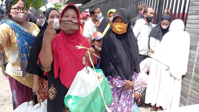 Emak-emak mengantre beli minyak goreng curah