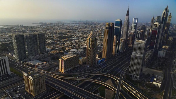 Bisa jadi, mempelototi kehidupan perkotaan Dubai dari atas membuat waktu terasa lebih cepat hingga waktu berbuka.