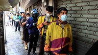 Di ibu kota Bangkok, puluhan kurir terlihat mengantre di depan vendor ternama bernama Mae Varee untuk memenuhi lonjakan pesanan online.