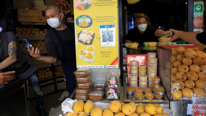 Festival Coachella Bikin Ketan Mangga di Thailand Laris Manis Delivery bikers line up at a Mango sticky rice shop in Bangkok April 20, 2022. Picture taken April 20, 2022. REUTERS/Soe Zeya Tun