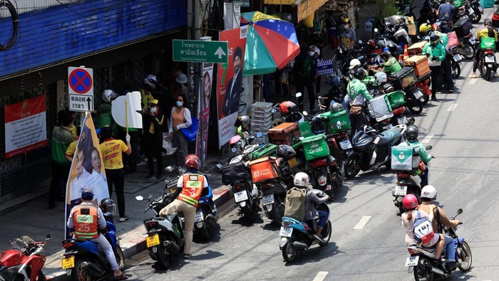 Delivery bikers line up at a Mango sticky rice shop in Bangkok April 20, 2022. Picture taken April 20, 2022. REUTERS/Soe Zeya Tun