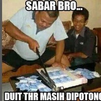 Alasan THR belum cair-cair, uangnya masih dalam proses pemotongan. Tapi memangnya sejak kapan uang kertas dipotong masing-masing seperti ini? Ada-ada saja.. Foto: Instagram