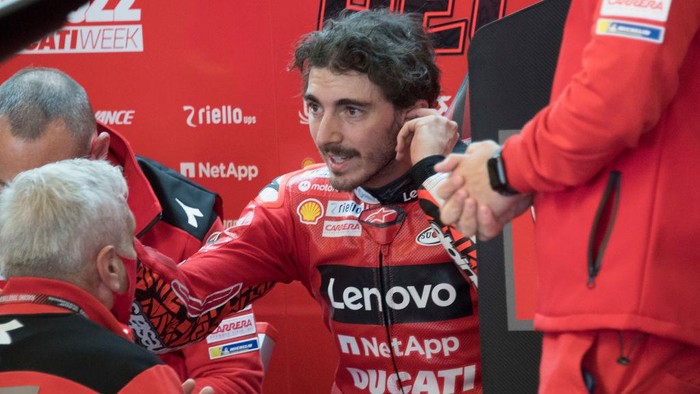 LAGOA, ALGARVE, PORTUGAL - APRIL 23: Francesco Bagnaia of Italy and Ducati Lenovo Team speaks in box during the MotoGP Of Portugal - Qualifying at Autodromo do Algarve on April 23, 2022 in Lagoa, Algarve, Portugal. (Photo by Mirco Lazzari gp/Getty Images)