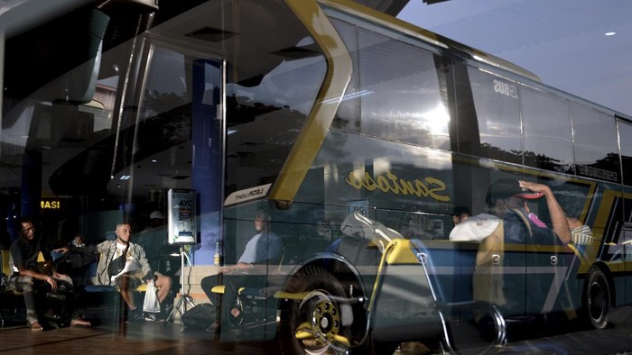 Calon penumpang menunggu jadwal keberangkatan bus antarkota antarprovinsi (AKAP) di Terminal Mengwi, Badung, Bali, Minggu (24/4/2022). Keberangkatan pemudik dari terminal bus terbesar di Pulau Bali tersebut menuju ke sejumlah kota di Pulau Jawa saat ini telah meningkat sekitar 50 persen dibanding hari biasa dan diperkirakan arus mudik akan mencapai puncaknya pada H-2 Lebaran. ANTARA FOTO/Fikri Yusuf/foc.