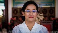 Pembawaannya kasual, tidak ada mahkota di kepala dan atau ornamen-ornamen lainnya. Bersalaman, duduk, pertanyaan pertama disampaikan. Apa benar hidup Gusti layaknya Putri Disney? Foto: Andhika Prasetia