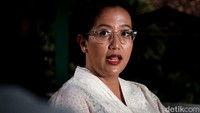 Tergantung sih, cerita Disney itu biasanya perjalanan hidupnya berhenti ketika dia menikah dengan pangerannya. Jarang sekali disorot sebuah tugas princess-nya. Padahal, kalau naik tahta they have to run the country. Jadi, kalau dibilang seakan Disney Princess, ya dari sisi mana? Karena kita kan punya tugas dan tanggung jawab, katanya.  Foto: Andhika Prasetia
