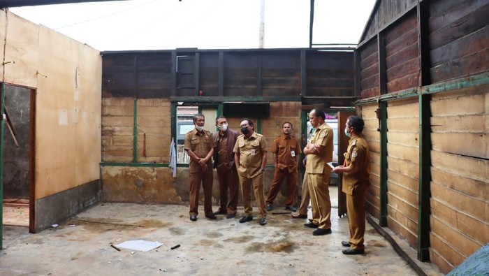 Bupati Humbahas, Dosmar Banjarnahor melihat rumah yang rusak akibat puting beliung. Dokumen Pemkab Humbahas