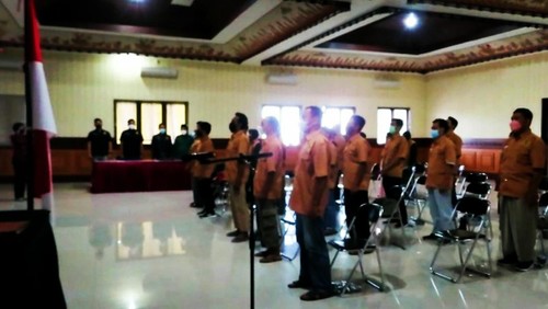 25 anggota Negara Islam Indonesia (NII) melakukan ikrar sumpah setia kepada NKRI di Polresta Denpasar