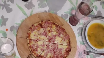 Pizza mana yang ukurannya lebih besar? Foto: Reddit
