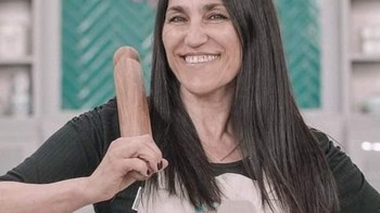 Ada yang dipegang wanita ini? Foto: Reddit