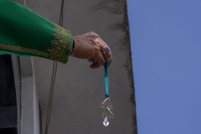India Kashmir Ramadan The head priest displays a relic of the Prophet Muhammad at the Hazratbal shrine, during the Martyr Day of Hazrat Ali, in Srinagar, Indian controlled Kashmir, Saturday, April 23, 2022. Muslims across the world are observing the holy fasting month of Ramadan, when devout refrain from eating, drinking and smoking from dawn to dusk. (AP Photo/Dar Yasin)