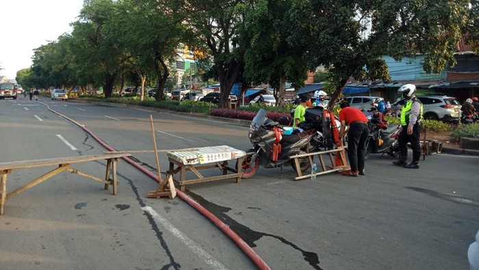 Jalan Basuki Rahmat ditutup imbas kebakaran Pasar Gembrong