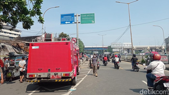 Jalan Basuki Rahmat di depan Pasar Gembrong arah Casablanca sudah dibuka