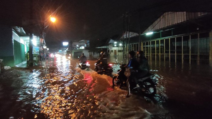 Jalan Raya Abdul Gani Depok Tergenang Air (Dwi Rahmawati-detikcom)
