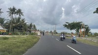 Karena Jalur Pansela, Cianjur-Pangandaran, terbilang sempit, jadi Anda yang mudik menggunakan mobil harus waspada dengan pengendara lokal. Mereka mudah dikenali karena kebanyakan dari mereka tidak menggunakan helm. Hati-hati.