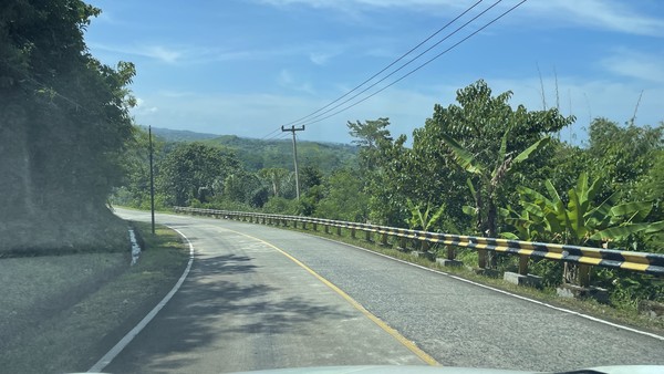 Jalur Pansela, Cianjur-Pangandaran, memang kalah lebar dengan Jalur Pantura. Di sini, keadaan jalannya hanya cukup dilalui untuk dua mobil dan dua motor, bahkan di beberapa ruas hanya cukup dua mobil saja saat berpapasan. Jalur Pansela, Cianjur-Pangandaran, memang kalah lebar dengan Jalur Pantura. Di sini, keadaan jalannya hanya cukup dilalui untuk dua mobil dan dua motor, bahkan di beberapa ruas hanya cukup dua mobil saja saat berpapasan.