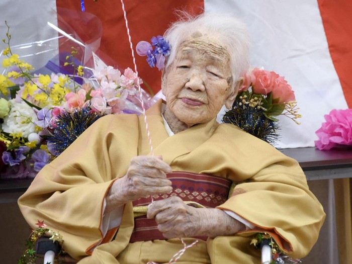 JAPAN-OLDEST WOMAN/ FILE PHOTO: 116-year-old Japanese woman Kane Tanaka celebrates during a ceremony to recognise her as the worlds oldest person living and worlds oldest woman living by the Guinness World Records in Fukuoka, Japan March 9, 2019. Mandatory credit Kyodo/via REUTERS ATTENTION EDITORS - THIS IMAGE WAS PROVIDED BY A THIRD PARTY. MANDATORY CREDIT. JAPAN OUT. THIS IMAGE WAS PROCESSED BY REUTERS TO ENHANCE QUALITY, AN UNPROCESSED VERSION HAS BEEN PROVIDED SEPARATELY./File Photo