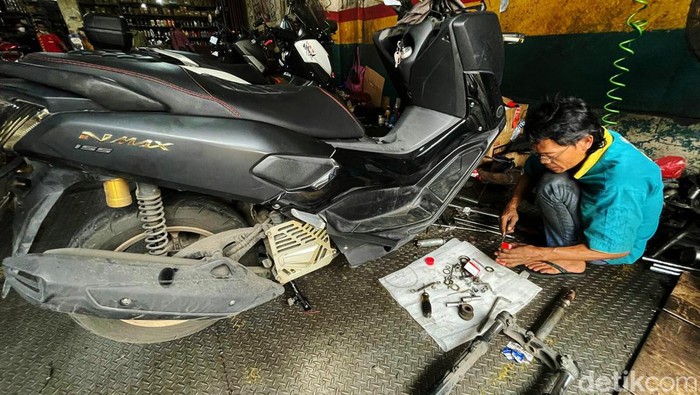 Jelang Lebaran, Jasa Servis Motor Mulai Ramai Menjalang Hari Raya Idul Fitri, bengkel servis kendaraan bermotor ramai oleh pelanggang, Senin (25/4/2022). Seperti yang terlihat di salah satunya bengkel motor yang berada di Jalan KH Noer Ali, Kalimalang Kota Bekasi.