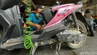 Pada hari-hari biasa maksimal layanan servis hanya sampai tujuh motor. Namun sejak bulan Ramadan sampai jelang mudik lebaran, mereka bisa melayani 15 unit sepeda motor per hari.  