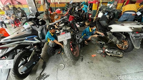 Menjalang Hari Raya Idul Fitri, bengkel servis kendaraan bermotor ramai oleh pelanggang, Senin (25/4/2022). Seperti yang terlihat di salah satunya bengkel motor yang berada di Jalan KH Noer Ali, Kalimalang Kota Bekasi.