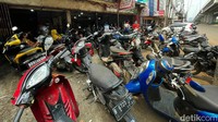 Sejumlah motor terpakir menunggu giliran untuk diservis.