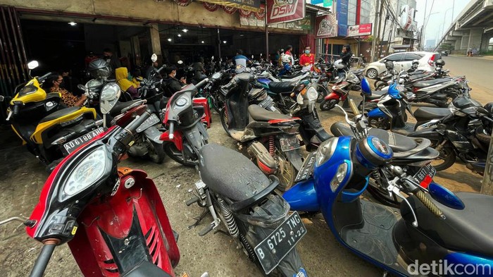 Jelang Lebaran, Jasa Servis Motor Mulai Ramai Menjalang Hari Raya Idul Fitri, bengkel servis kendaraan bermotor ramai oleh pelanggang, Senin (25/4/2022). Seperti yang terlihat di salah satunya bengkel motor yang berada di Jalan KH Noer Ali, Kalimalang Kota Bekasi.
