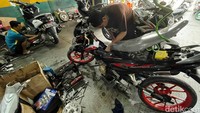 Sejumlah mekanik melakukan servis kendaraan bermotor di salah satu bengkel di Jalan KH Noer Ali, Kalimalang Kota Bekasi, Senin (25/4/2022).