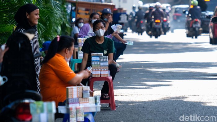 Jelang Lebaran, Jasa Tukar Uang Baru Mulai Marak Jasa penukaran uang baru mulai marak di Jalan Bintaro Utama, Kecamatan Pesanggrahan, Jakarta Selatan, Senin (25/4/2022).