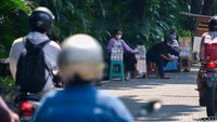 Mereka berjejer menggelar lapak di pinggir jalan.  