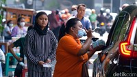 Sesekali, kendaraan menepi untuk menukar uang baru.   