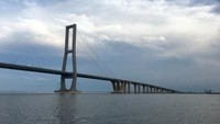 Jembatan Suramadu di Surabaya punya pemandangan cantik khas Selat Sunda. Ragam kegiatan menarik yang bisa dilakukan di sini, seperti berburu foto cantik, hingga naik perahu. (Suki/detikJatim)