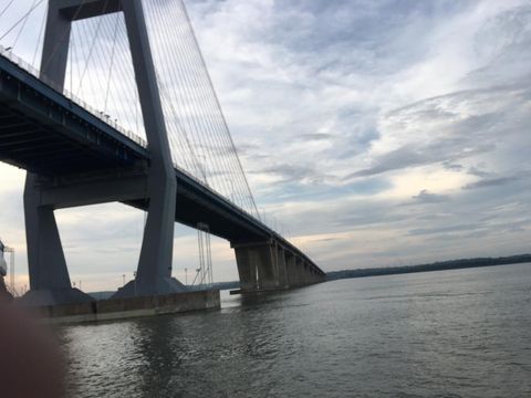 Banyak cara untuk menikmati keindahan Jembatan Suramadu. Salah satunya dengan mengarungi selat madura menggunakan Kapal Pinisi.